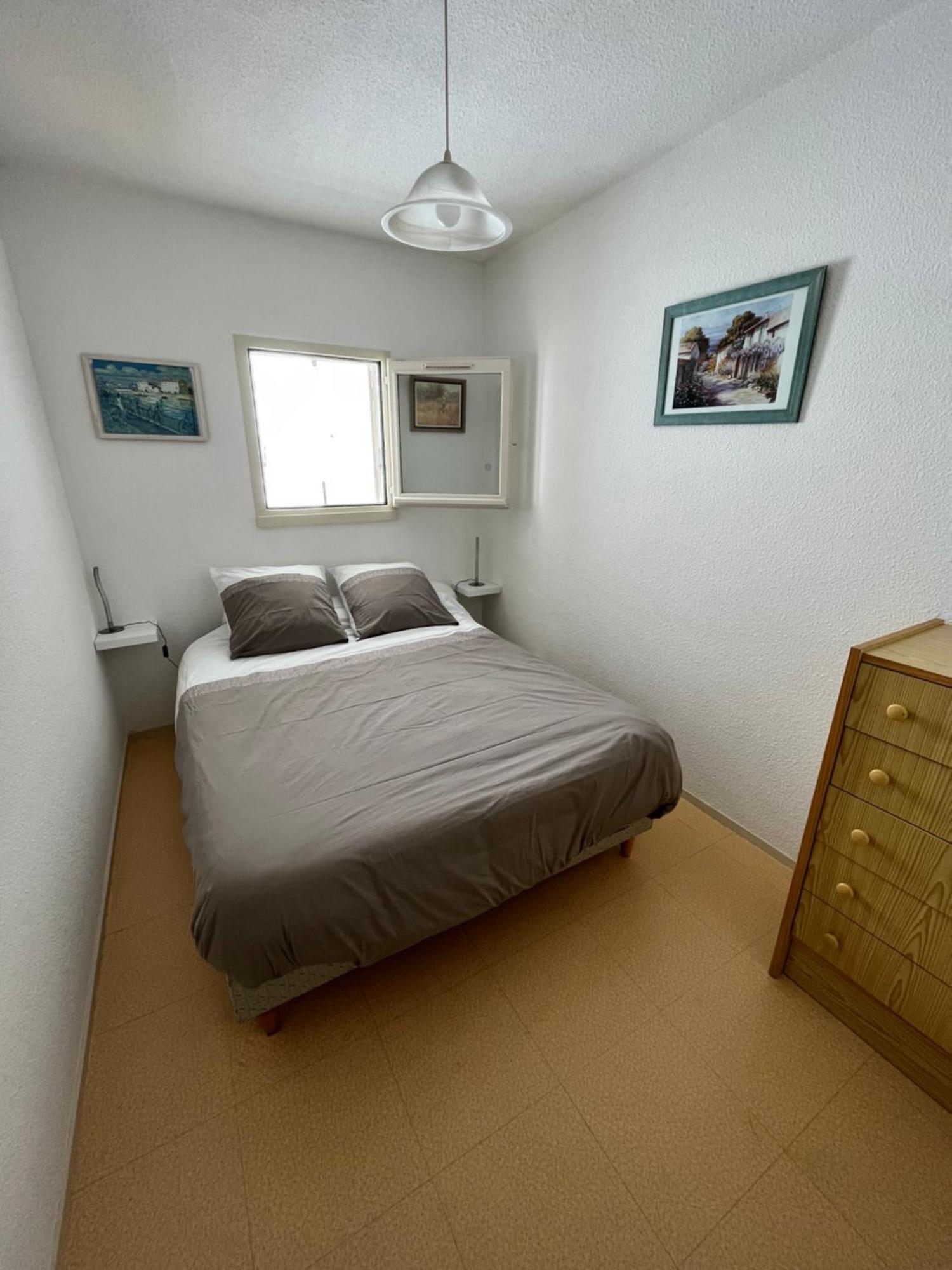 Appartement 1 Chambre, Avec Loggia Et Vue Sur Le Port Olona La Chaume Bagian luar foto